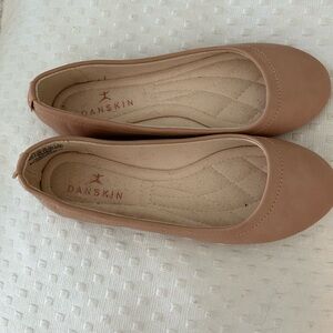 Danskin Women's Classic pink Flats